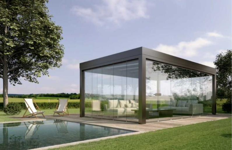 Garden glass room with an open view on the pool